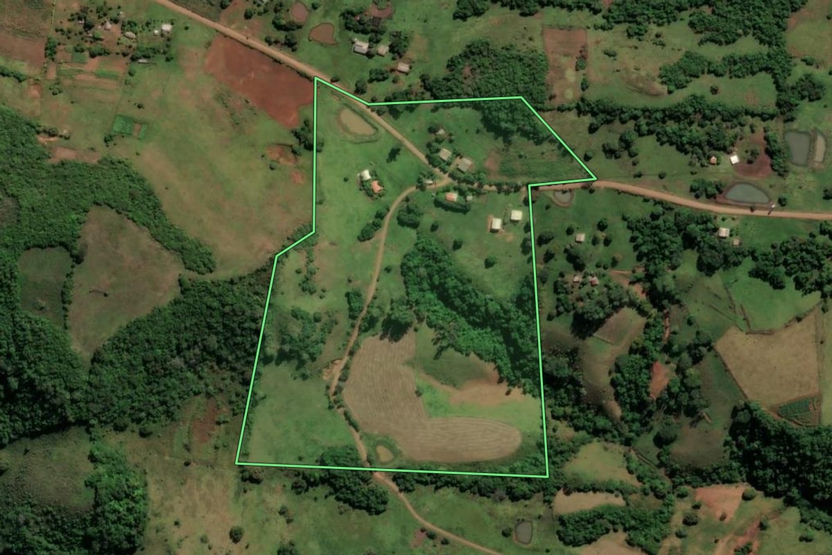 Imagem de satélite do imóvel rural em Santiago (RS), com o contorno declarado no CAR desenhado por cima.