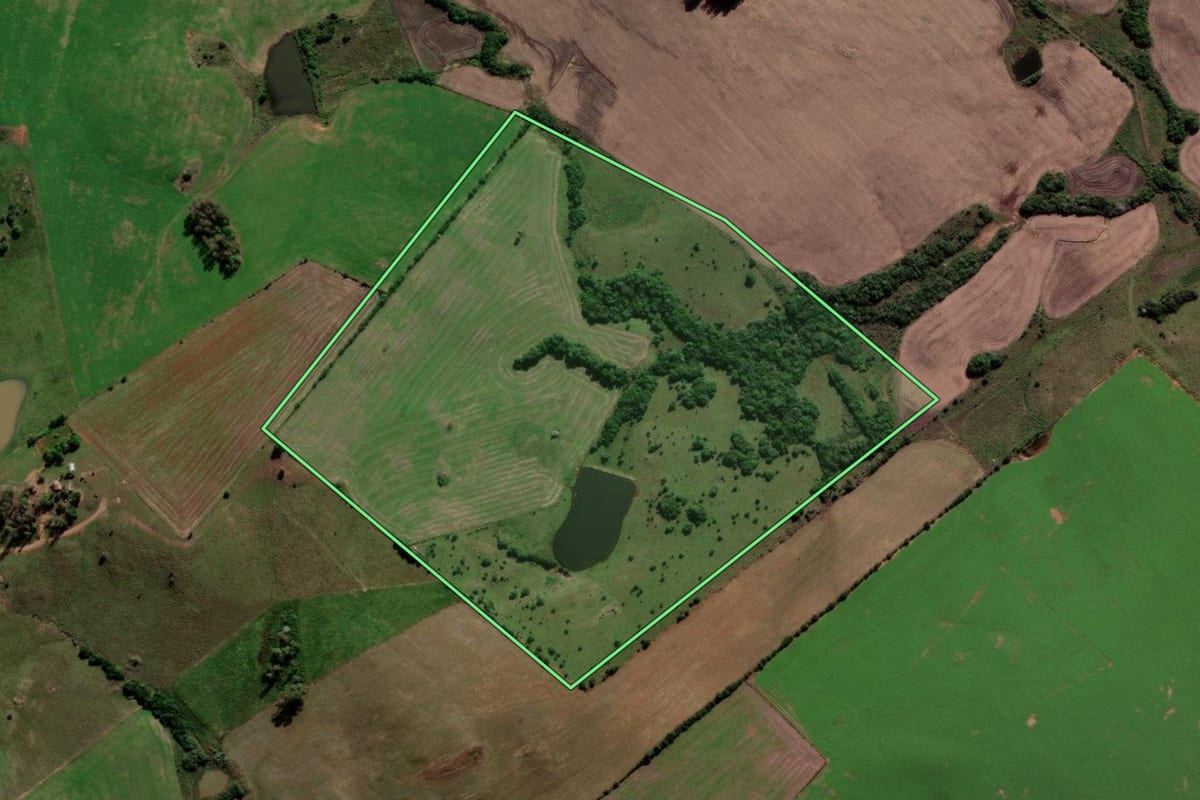 Imagem de satélite do imóvel rural em Santiago (RS), com o contorno declarado no CAR desenhado por cima.