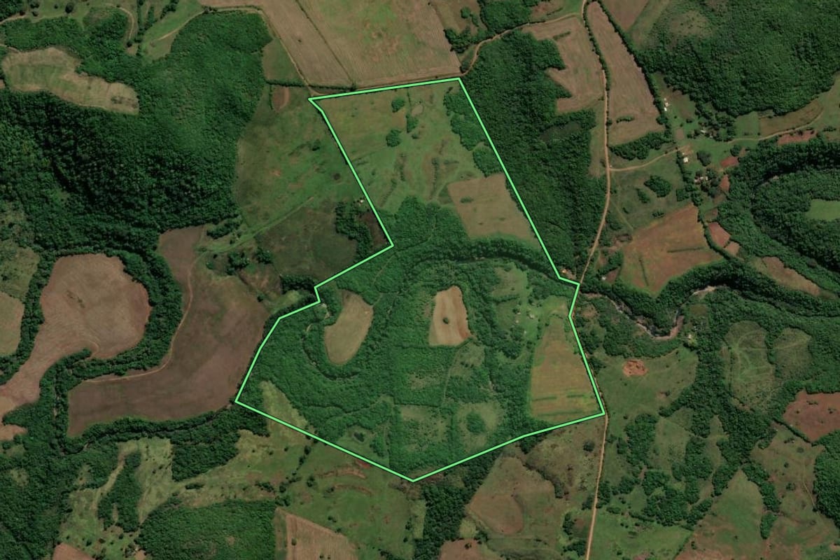 Imagem de satélite do imóvel rural em Santiago (RS), com o contorno declarado no CAR desenhado por cima.
