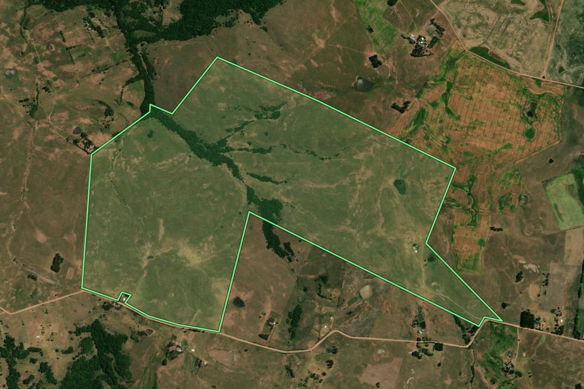 Imagem de satélite do imóvel rural em Santiago (RS), com o contorno declarado no CAR desenhado por cima.