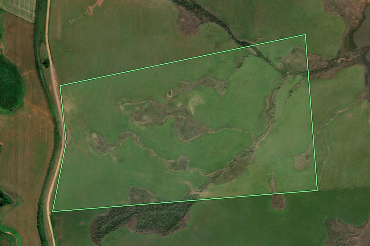 Imagem de satélite do imóvel rural em Santiago (RS), com o contorno declarado no CAR desenhado por cima.