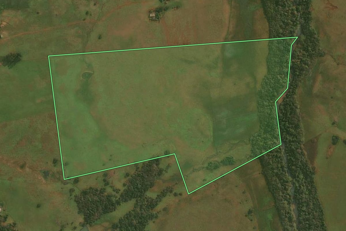Imagem de satélite do imóvel rural em Santiago (RS), com o contorno declarado no CAR desenhado por cima.