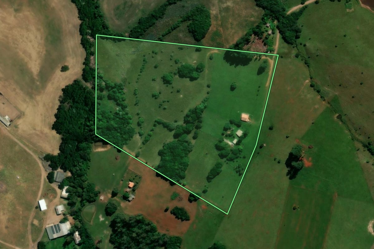 Imagem de satélite do imóvel rural em Santiago (RS), com o contorno declarado no CAR desenhado por cima.