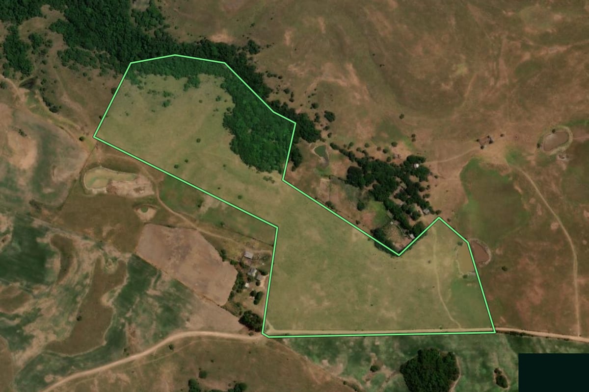 Imagem de satélite do imóvel rural em Santiago (RS), com o contorno declarado no CAR desenhado por cima.
