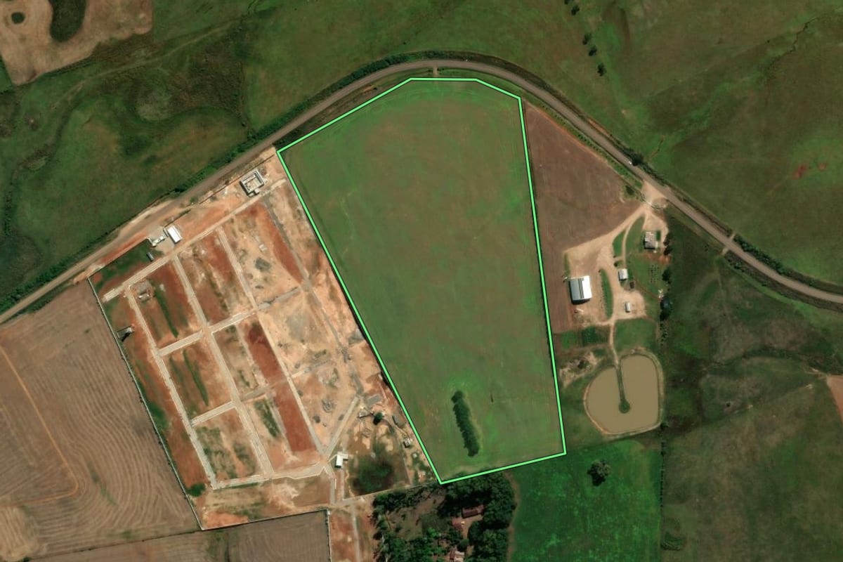 Imagem de satélite do imóvel rural em Santiago (RS), com o contorno declarado no CAR desenhado por cima.