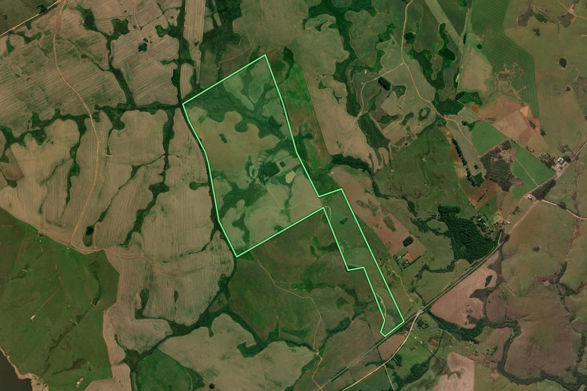 Imagem de satélite do imóvel rural em Santiago (RS), com o contorno declarado no CAR desenhado por cima.