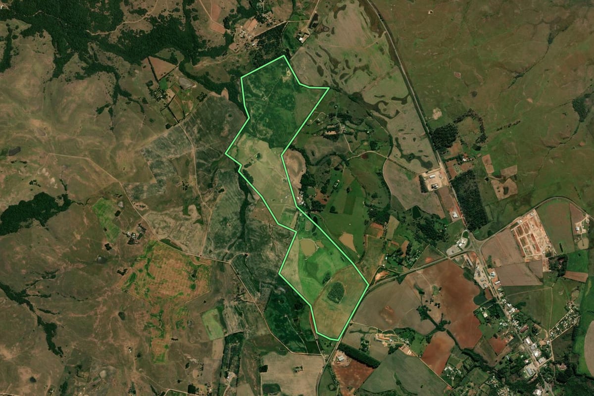Imagem de satélite do imóvel rural em Santiago (RS), com o contorno declarado no CAR desenhado por cima.