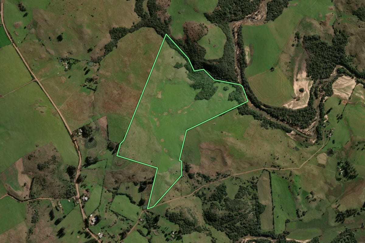 Imagem de satélite do imóvel rural em Santiago (RS), com o contorno declarado no CAR desenhado por cima.