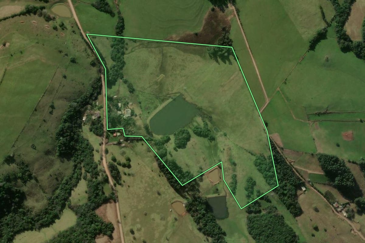 Imagem de satélite do imóvel rural em Santiago (RS), com o contorno declarado no CAR desenhado por cima.