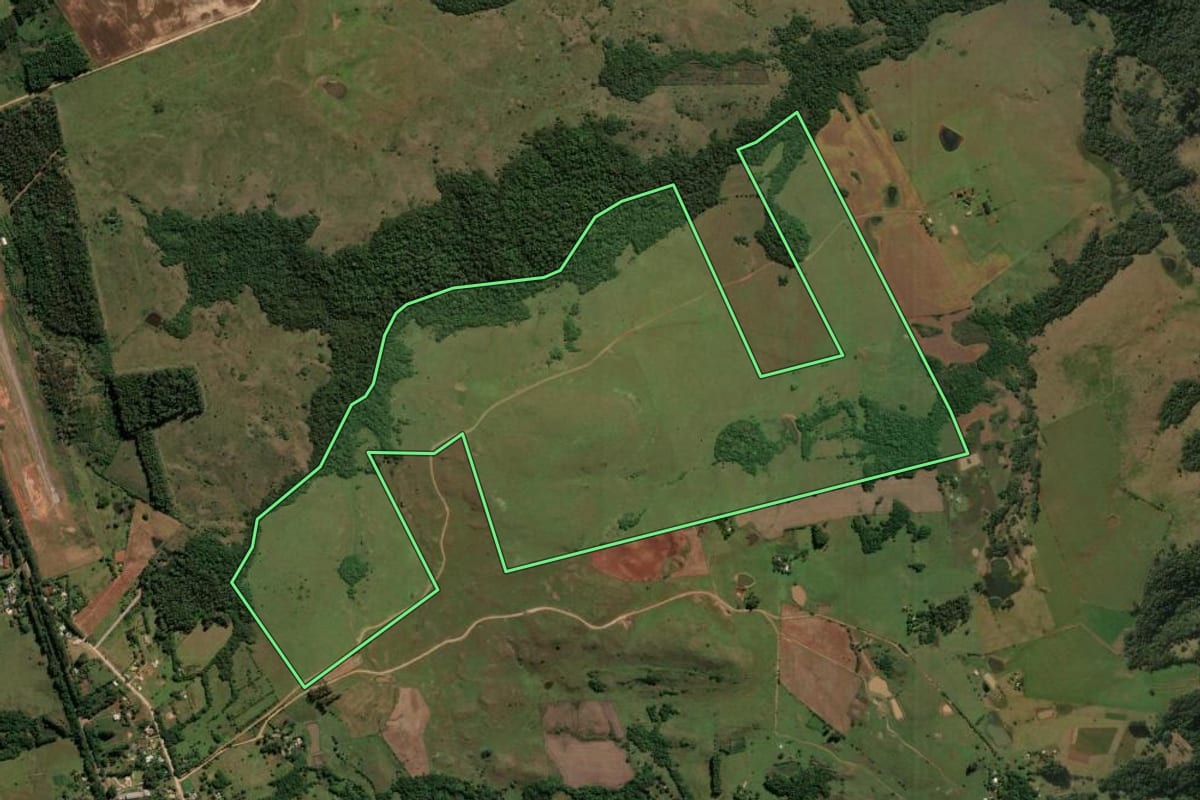 Imagem de satélite do imóvel rural em Santiago (RS), com o contorno declarado no CAR desenhado por cima.