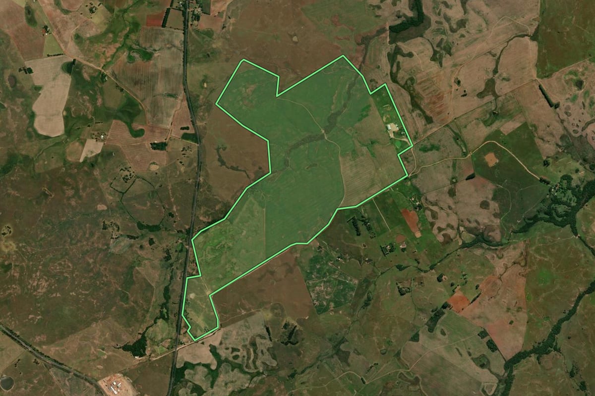Imagem de satélite do imóvel rural em Santiago (RS), com o contorno declarado no CAR desenhado por cima.