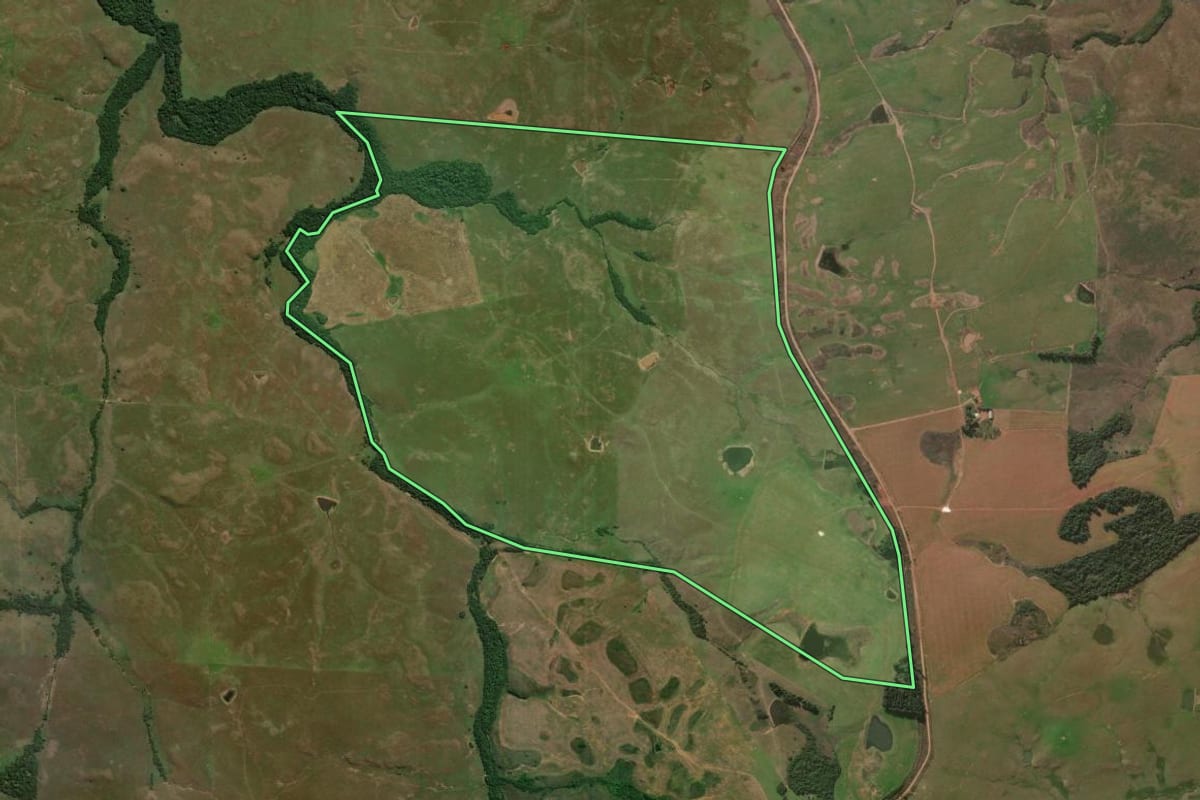 Imagem de satélite do imóvel rural em Santiago (RS), com o contorno declarado no CAR desenhado por cima.