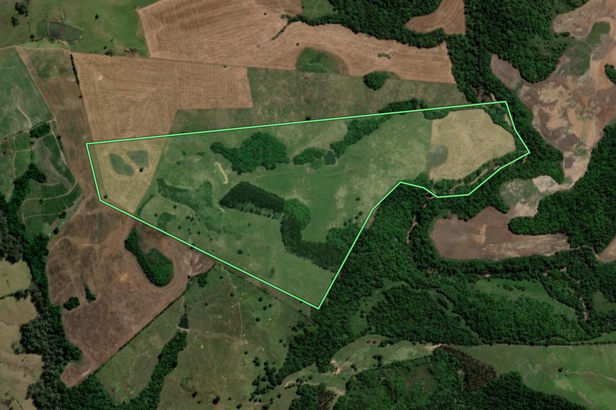 Imagem de satélite do imóvel rural em Santiago (RS), com o contorno declarado no CAR desenhado por cima.