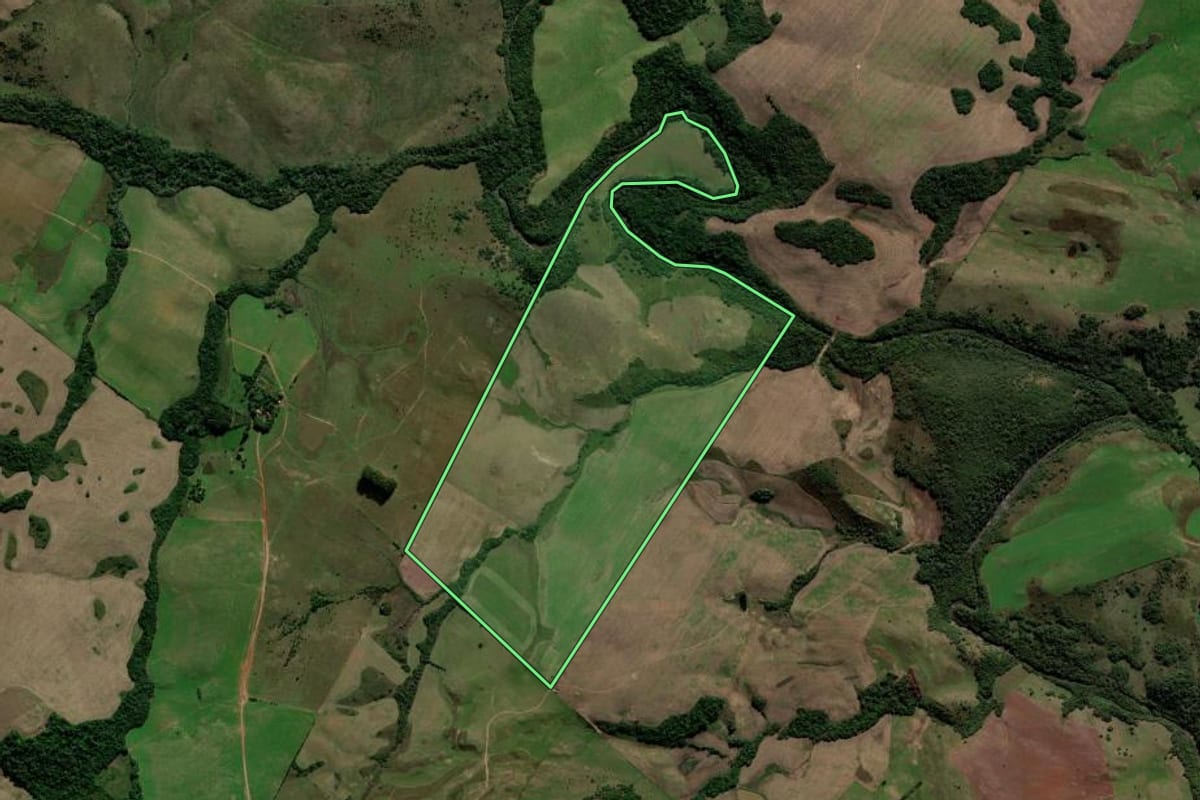Imagem de satélite do imóvel rural em Santiago (RS), com o contorno declarado no CAR desenhado por cima.