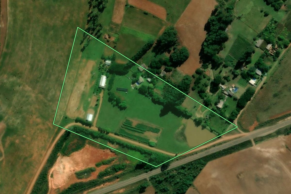Imagem de satélite do imóvel rural em Santiago (RS), com o contorno declarado no CAR desenhado por cima.