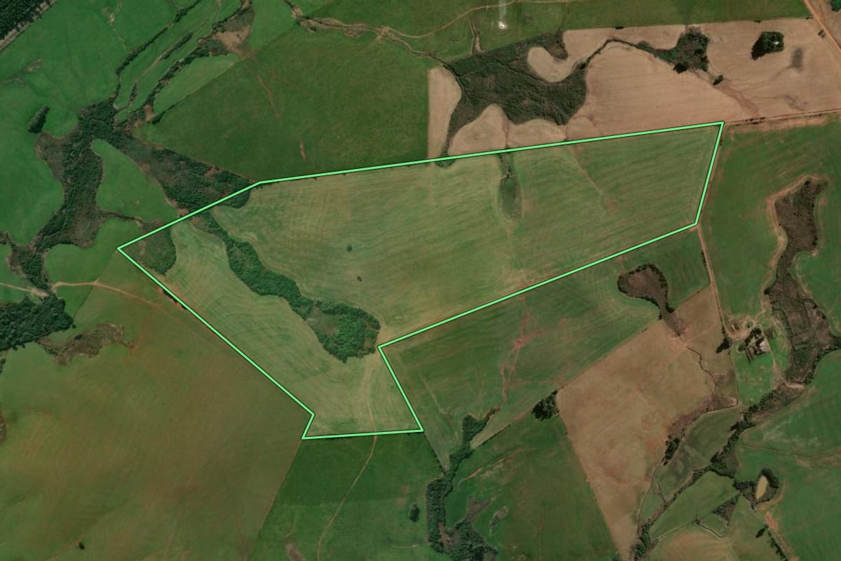 Imagem de satélite do imóvel rural em Santiago (RS), com o contorno declarado no CAR desenhado por cima.