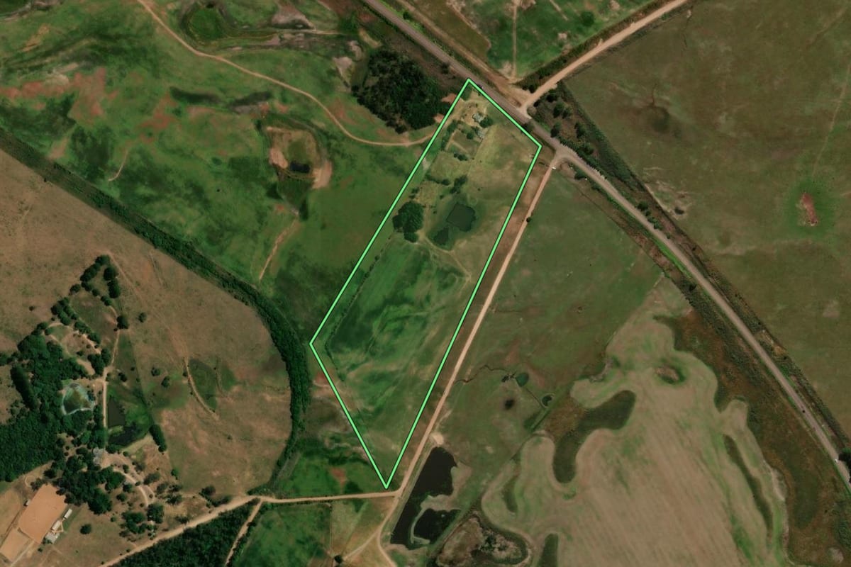 Imagem de satélite do imóvel rural em Santiago (RS), com o contorno declarado no CAR desenhado por cima.