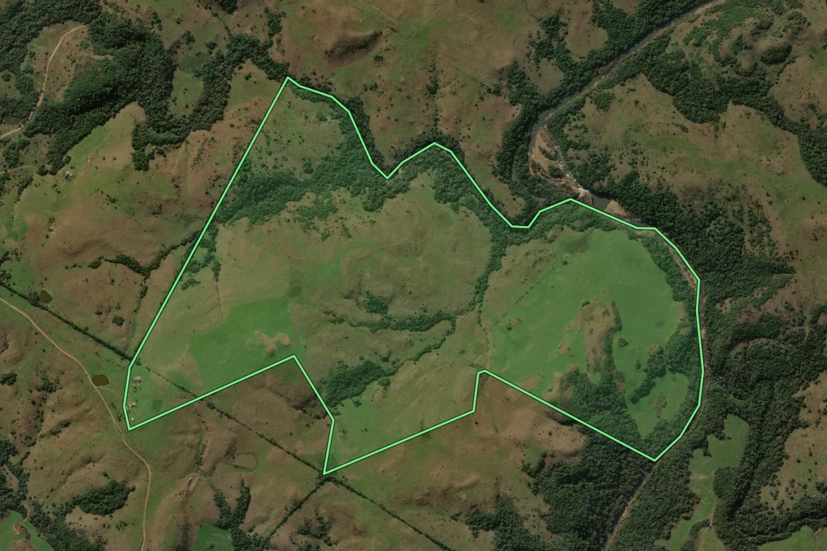 Imagem de satélite do imóvel rural em Santiago (RS), com o contorno declarado no CAR desenhado por cima.