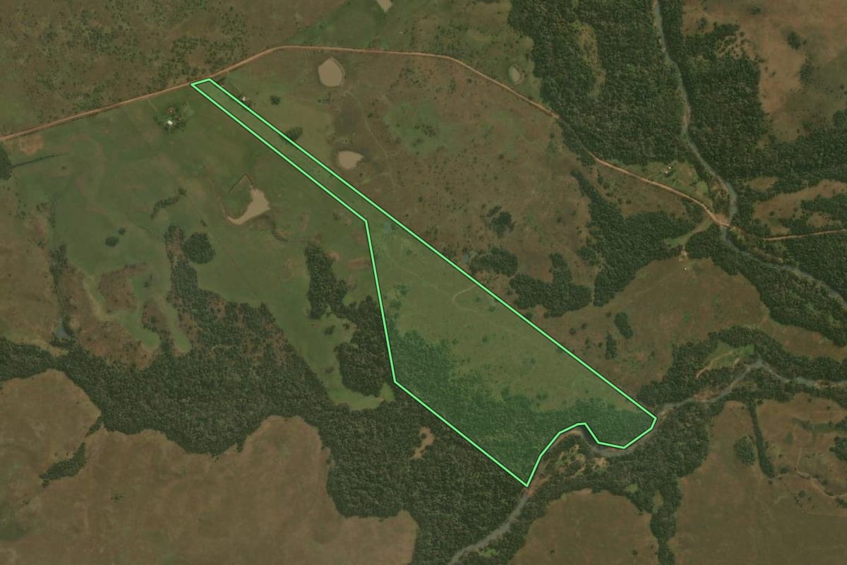 Imagem de satélite do imóvel rural em Santiago (RS), com o contorno declarado no CAR desenhado por cima.