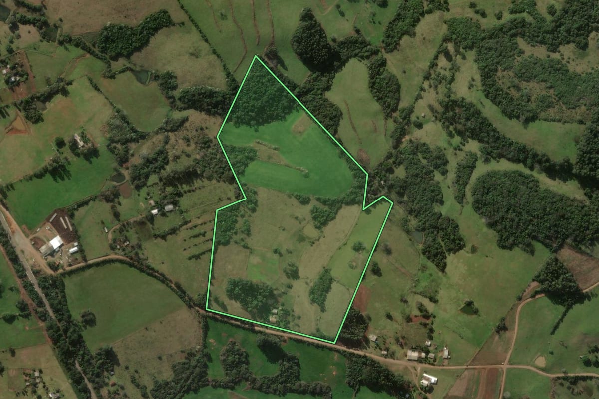 Imagem de satélite do imóvel rural em Santiago (RS), com o contorno declarado no CAR desenhado por cima.