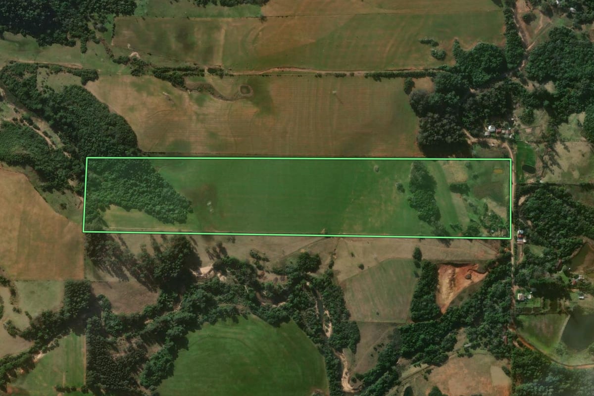 Imagem de satélite do imóvel rural em Santiago (RS), com o contorno declarado no CAR desenhado por cima.