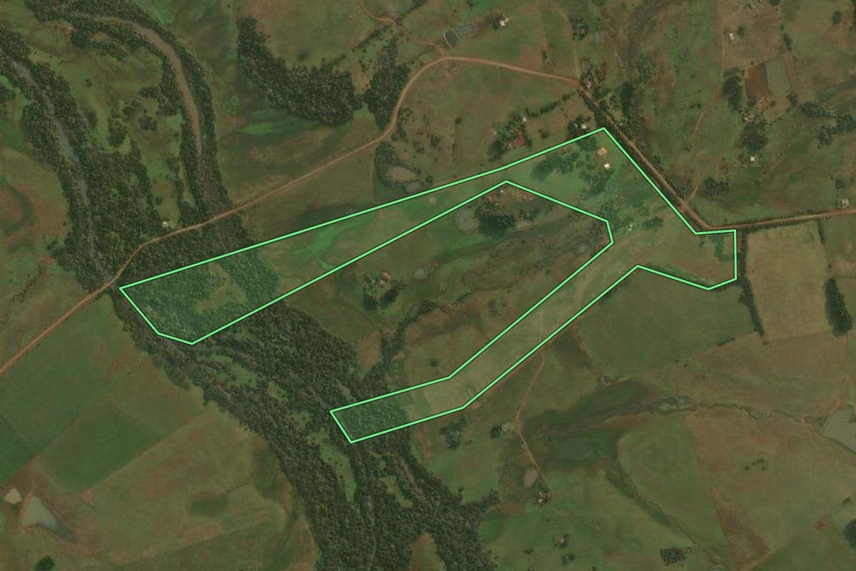 Imagem de satélite do imóvel rural em Santiago (RS), com o contorno declarado no CAR desenhado por cima.
