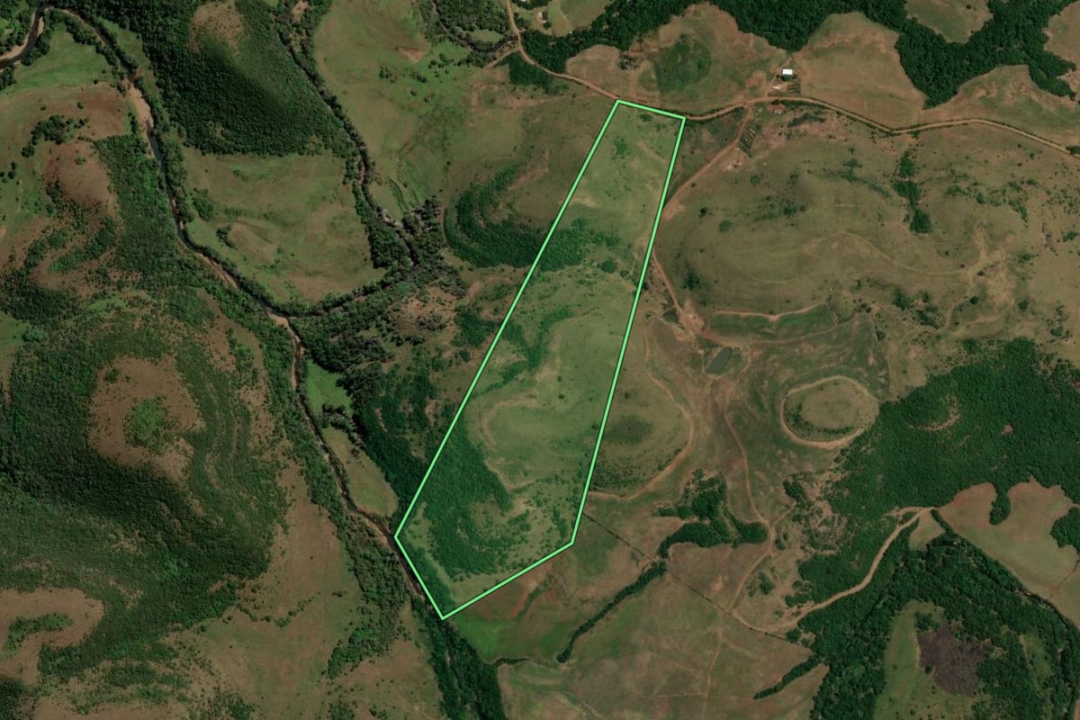 Imagem de satélite do imóvel rural em Santiago (RS), com o contorno declarado no CAR desenhado por cima.