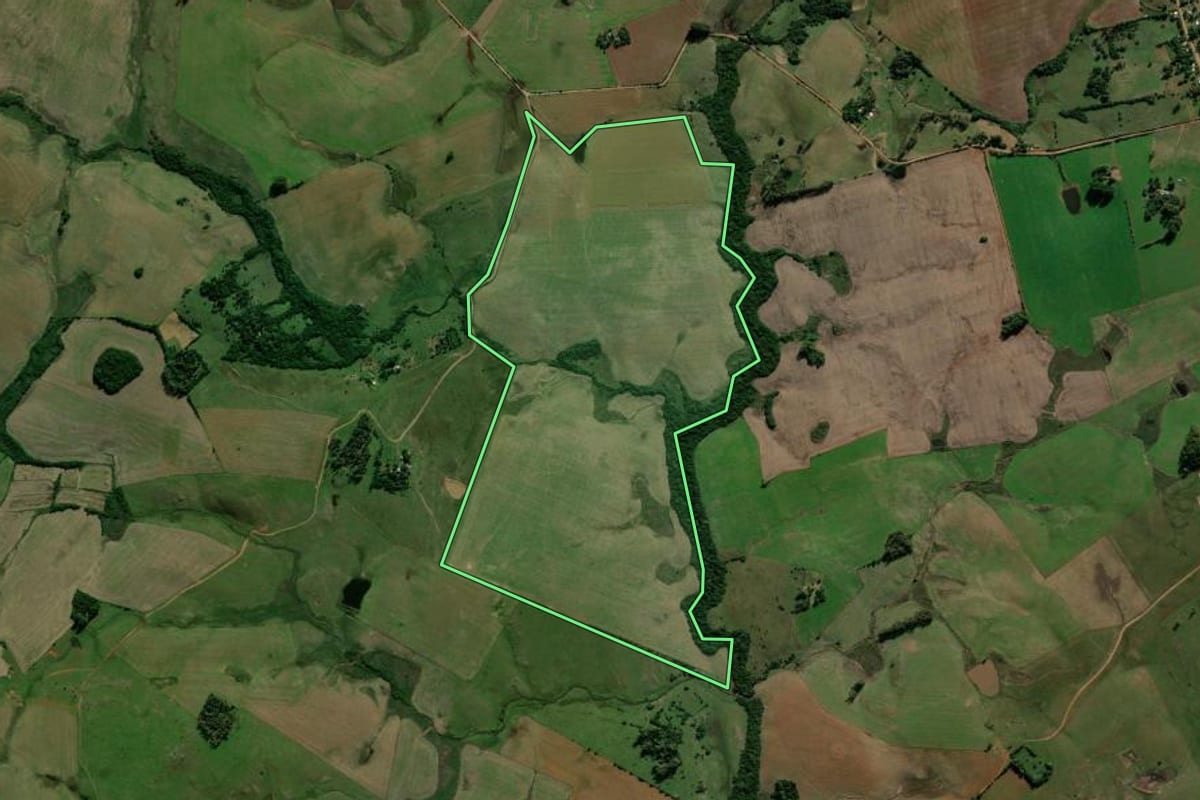 Imagem de satélite do imóvel rural em Santiago (RS), com o contorno declarado no CAR desenhado por cima.