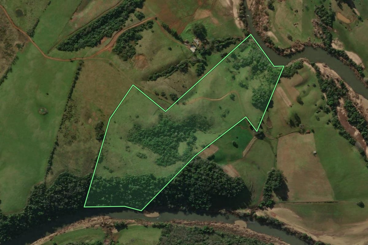 Imagem de satélite do imóvel rural em Santiago (RS), com o contorno declarado no CAR desenhado por cima.