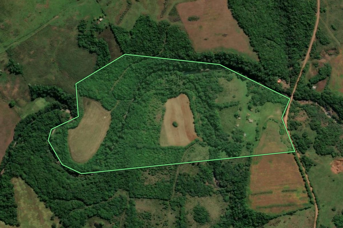 Imagem de satélite do imóvel rural em Santiago (RS), com o contorno declarado no CAR desenhado por cima.