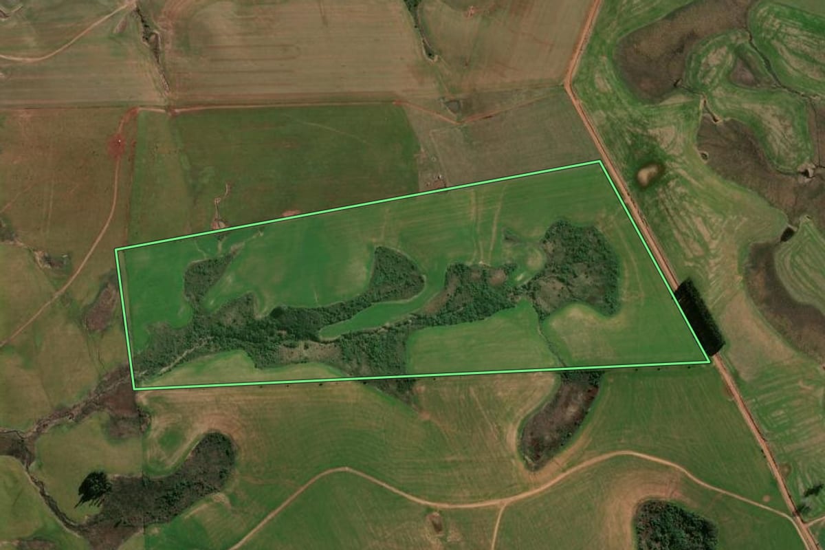 Imagem de satélite do imóvel rural em Santiago (RS), com o contorno declarado no CAR desenhado por cima.