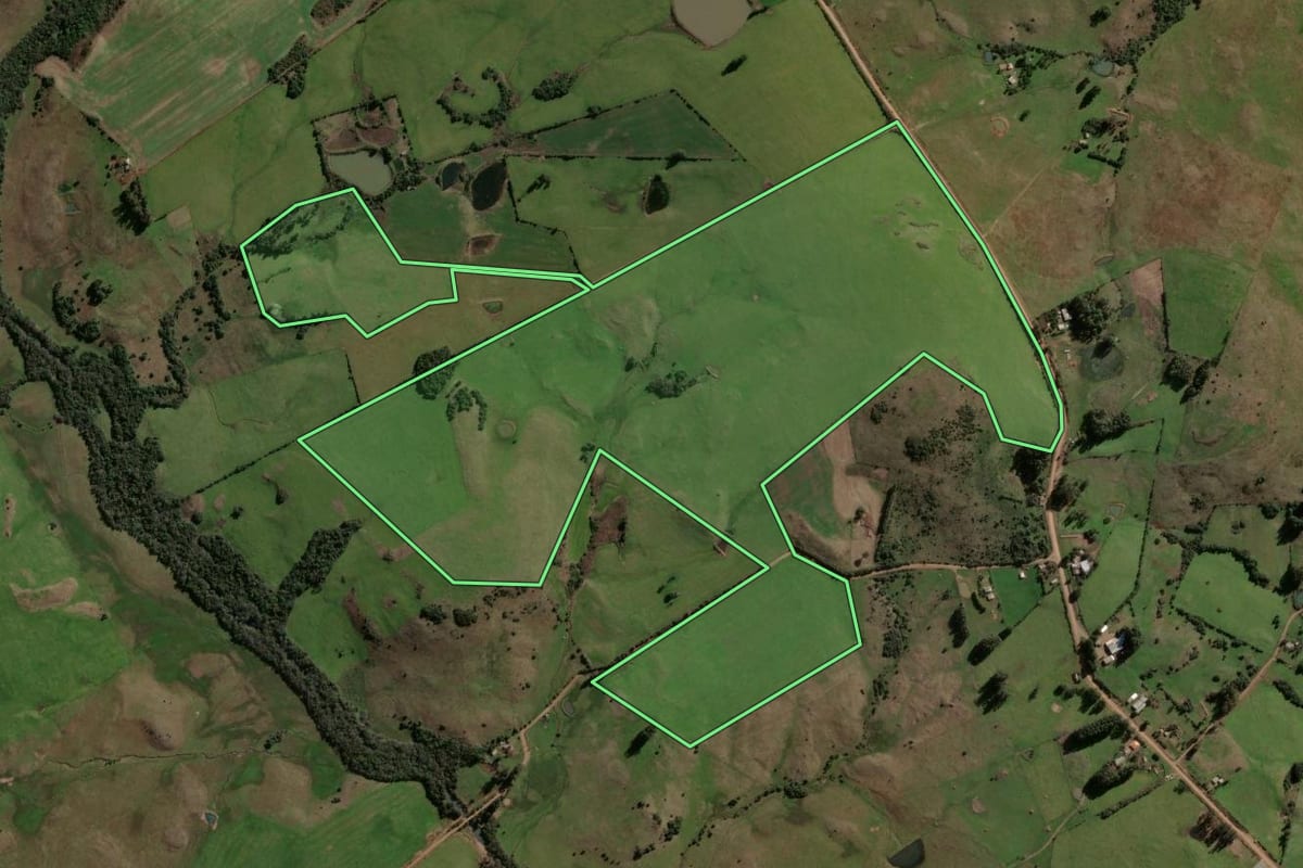 Imagem de satélite do imóvel rural em Santiago (RS), com o contorno declarado no CAR desenhado por cima.