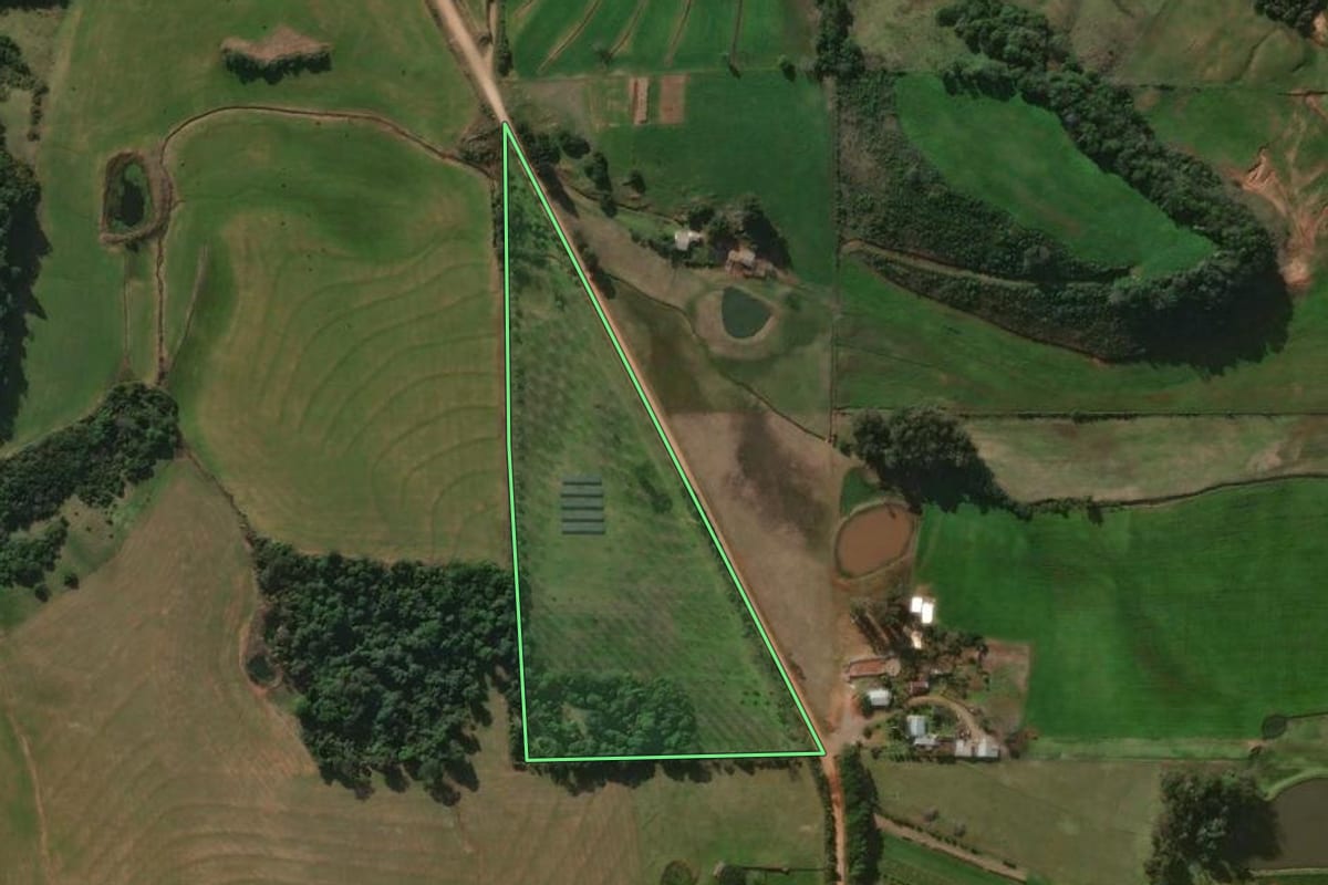Imagem de satélite do imóvel rural em Santiago (RS), com o contorno declarado no CAR desenhado por cima.