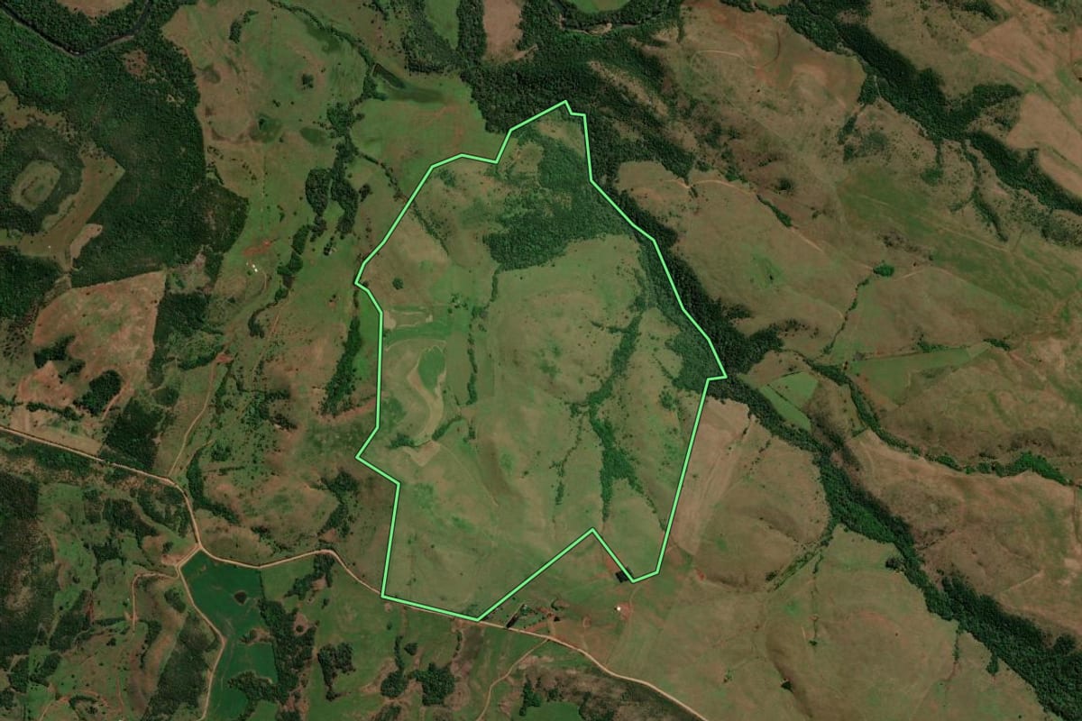 Imagem de satélite do imóvel rural em Santiago (RS), com o contorno declarado no CAR desenhado por cima.
