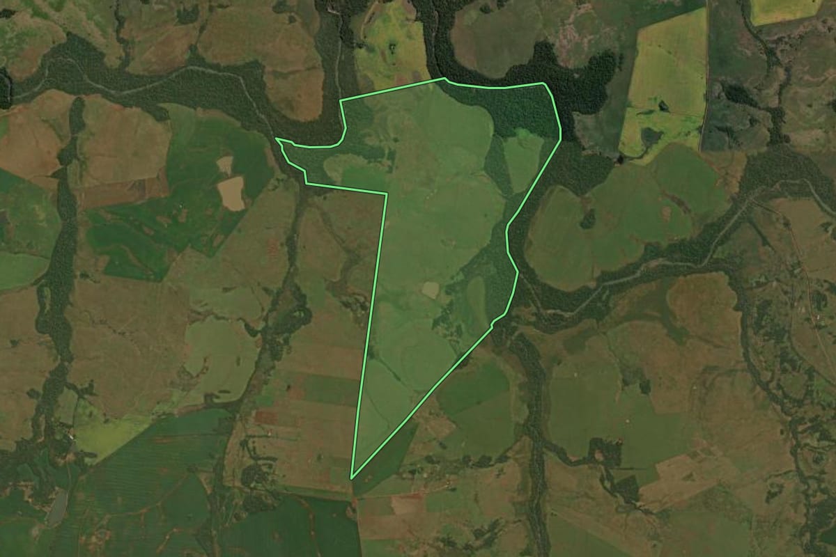 Imagem de satélite do imóvel rural em Santiago (RS), com o contorno declarado no CAR desenhado por cima.