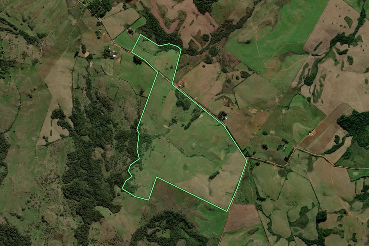 Imagem de satélite do imóvel rural em Santiago (RS), com o contorno declarado no CAR desenhado por cima.