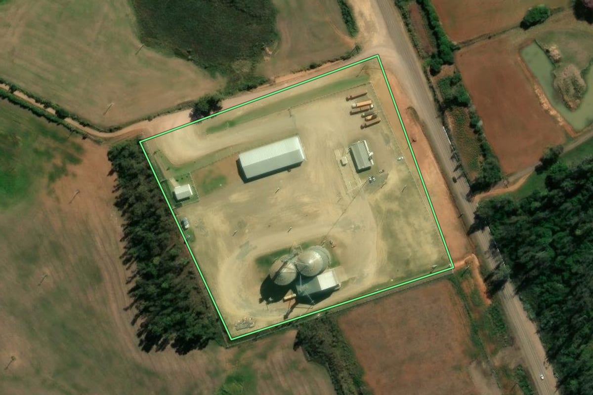 Imagem de satélite do imóvel rural em Santiago (RS), com o contorno declarado no CAR desenhado por cima.