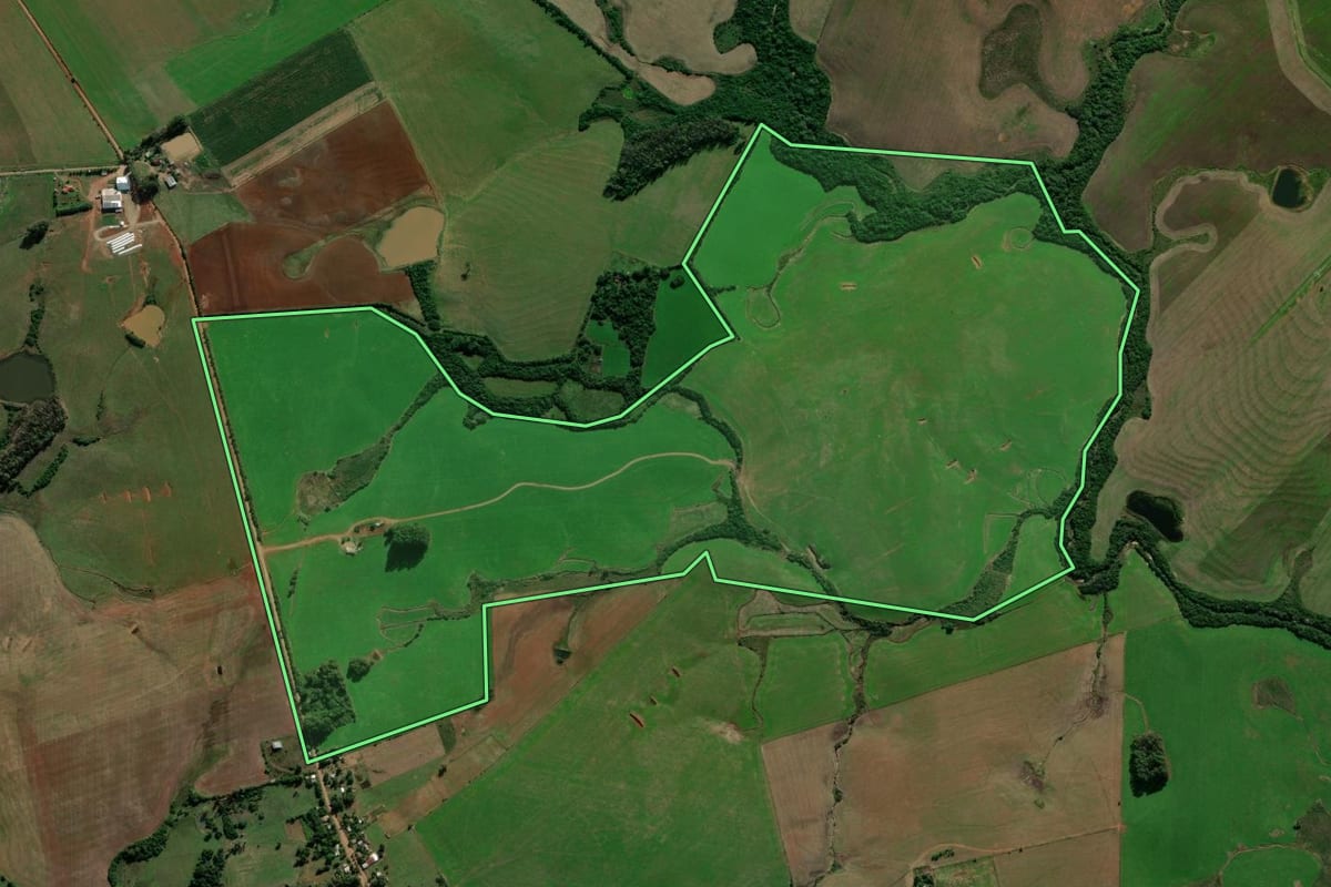 Imagem de satélite do imóvel rural em Santiago (RS), com o contorno declarado no CAR desenhado por cima.