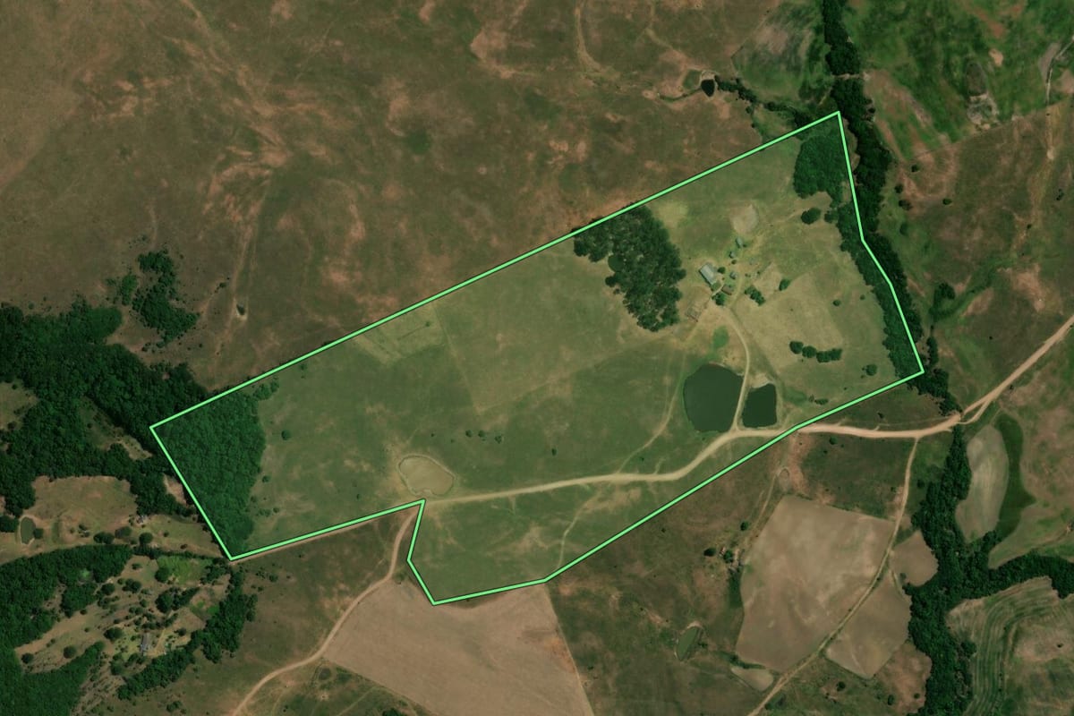 Imagem de satélite do imóvel rural em Santiago (RS), com o contorno declarado no CAR desenhado por cima.