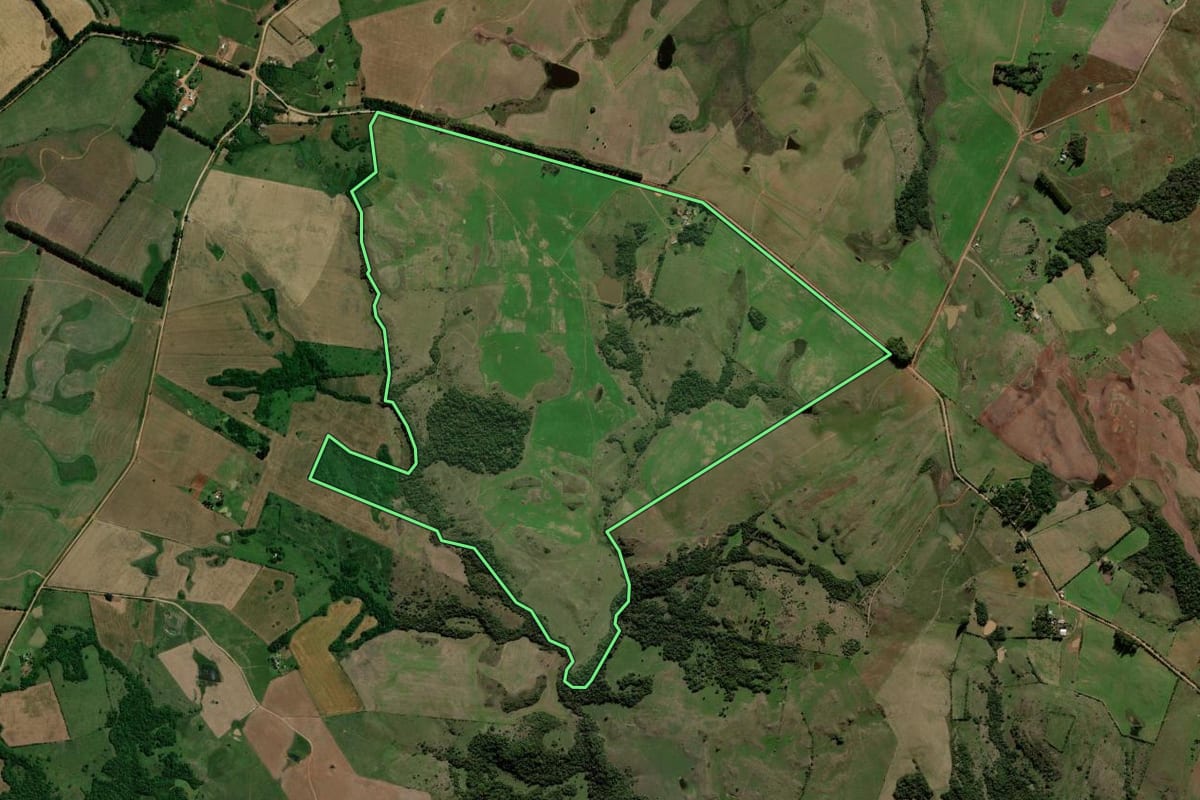 Imagem de satélite do imóvel rural em Santiago (RS), com o contorno declarado no CAR desenhado por cima.