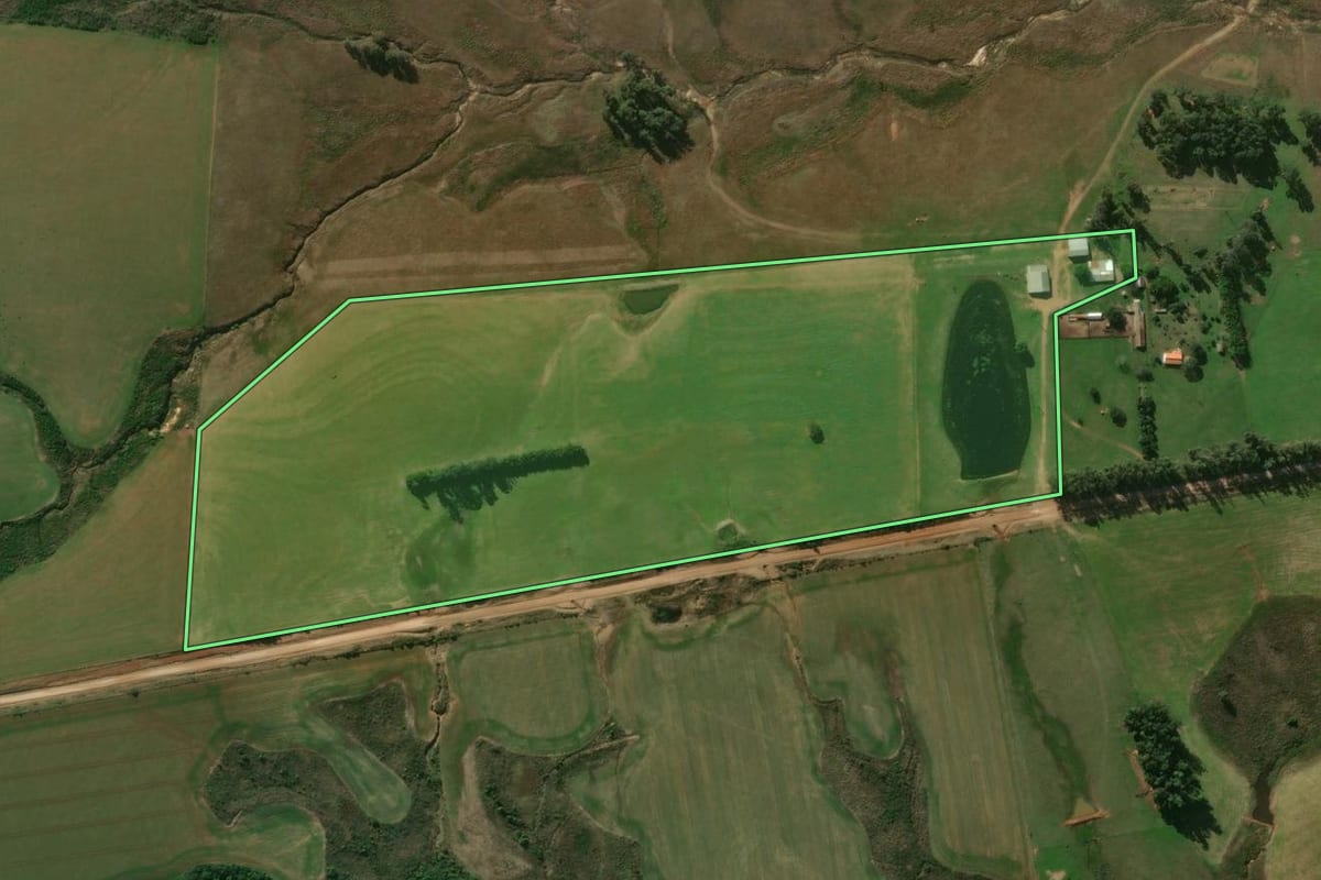 Imagem de satélite do imóvel rural em Santiago (RS), com o contorno declarado no CAR desenhado por cima.