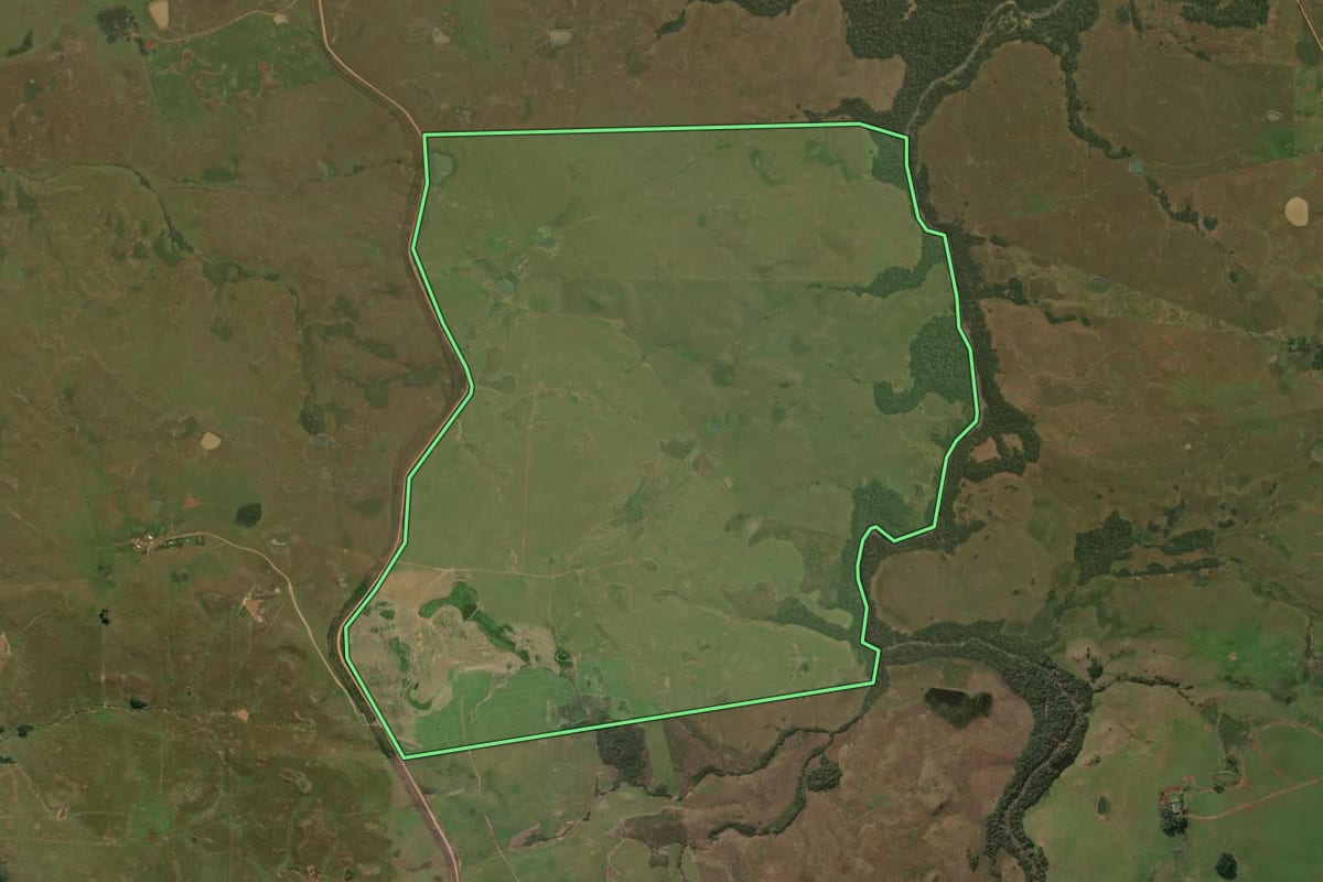 Imagem de satélite do imóvel rural em Santiago (RS), com o contorno declarado no CAR desenhado por cima.