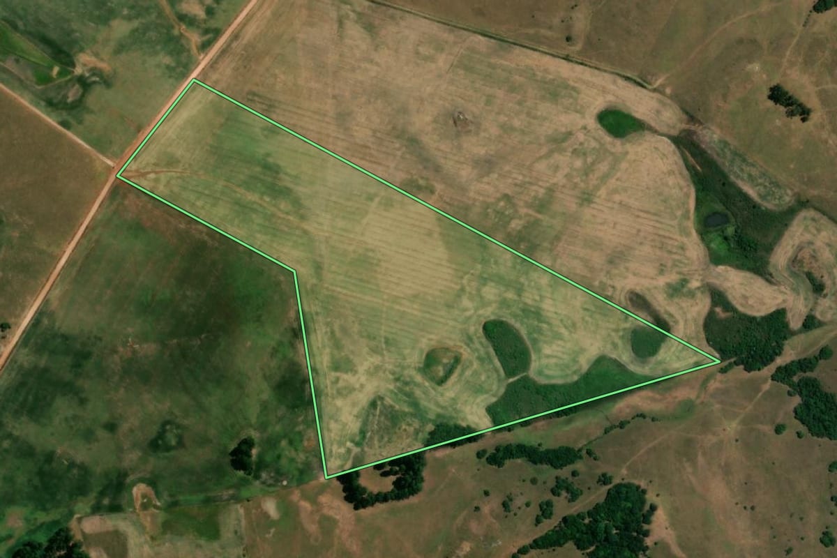 Imagem de satélite do imóvel rural em Santiago (RS), com o contorno declarado no CAR desenhado por cima.