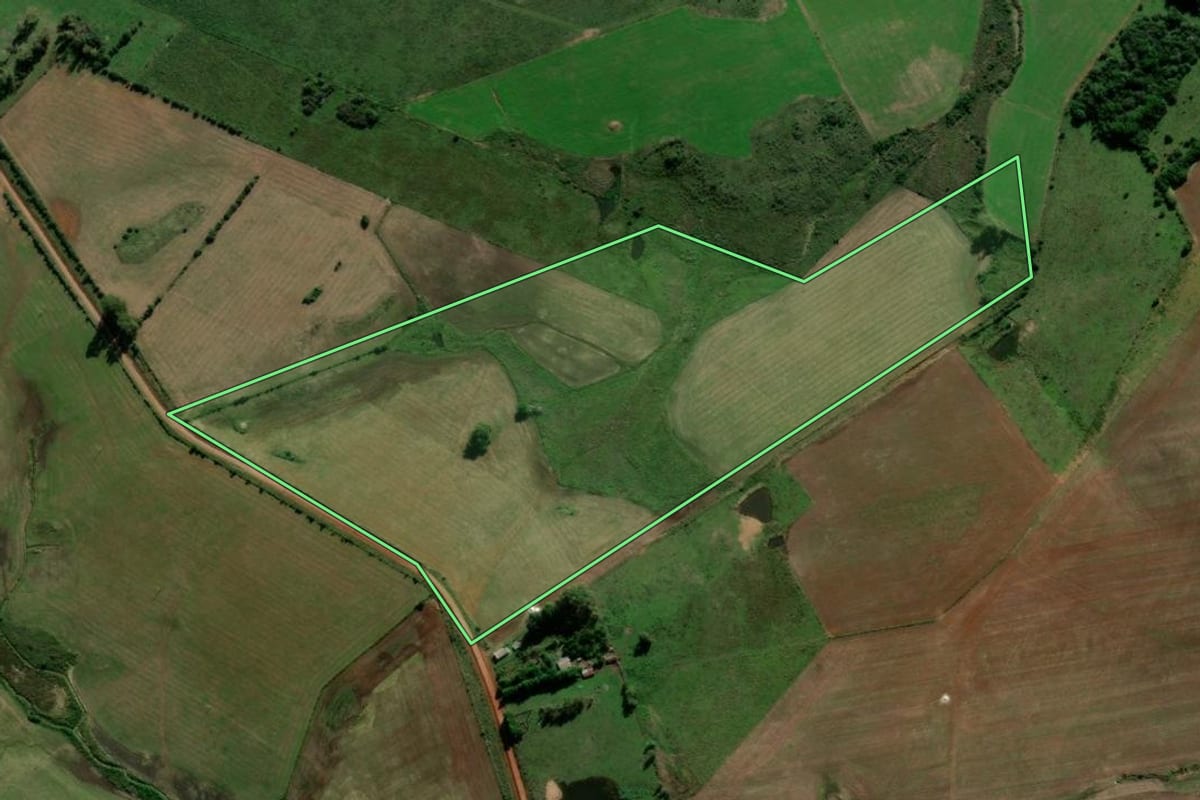 Imagem de satélite do imóvel rural em Santiago (RS), com o contorno declarado no CAR desenhado por cima.