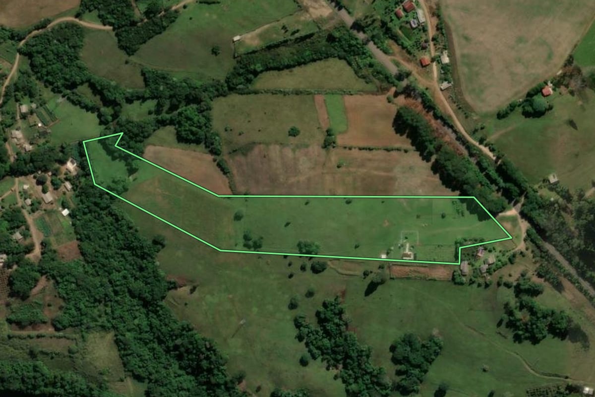 Imagem de satélite do imóvel rural em Santiago (RS), com o contorno declarado no CAR desenhado por cima.