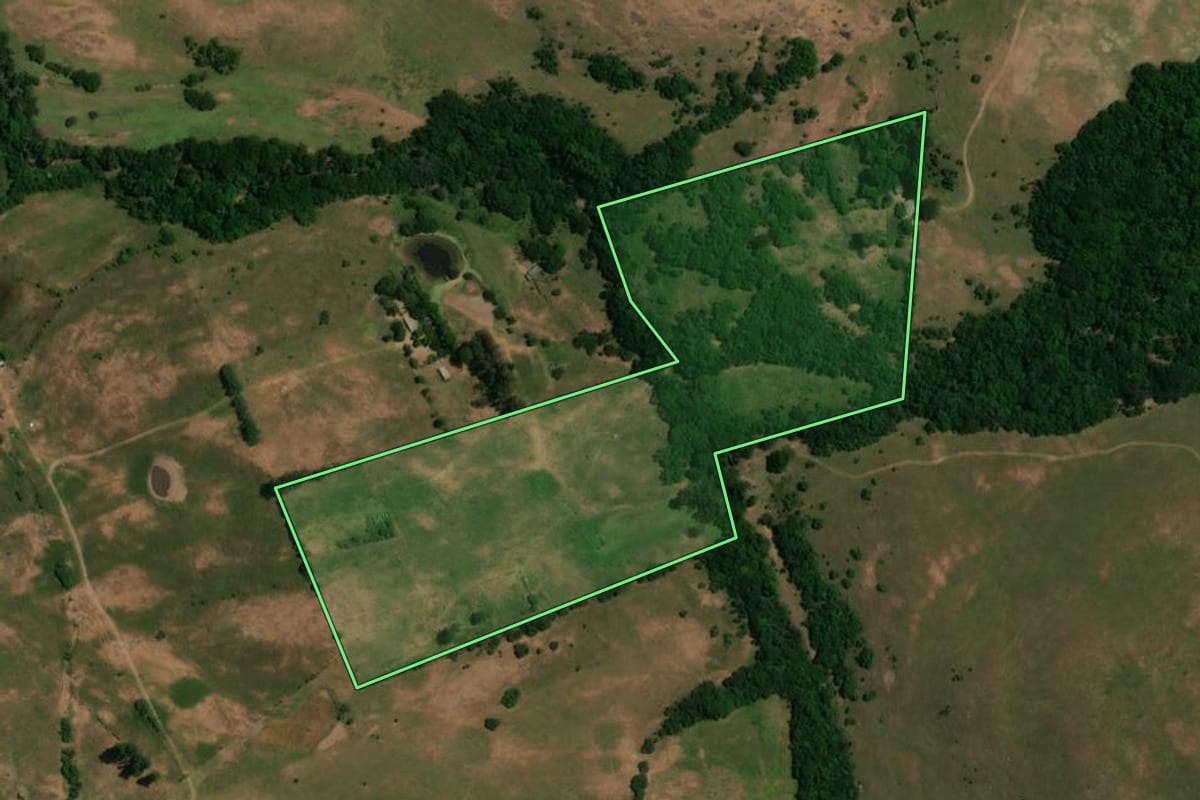 Imagem de satélite do imóvel rural em Santiago (RS), com o contorno declarado no CAR desenhado por cima.