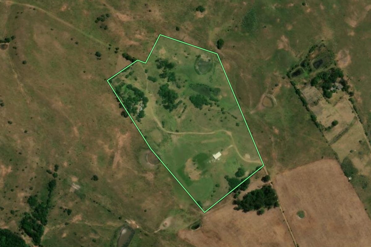 Imagem de satélite do imóvel rural em Santiago (RS), com o contorno declarado no CAR desenhado por cima.