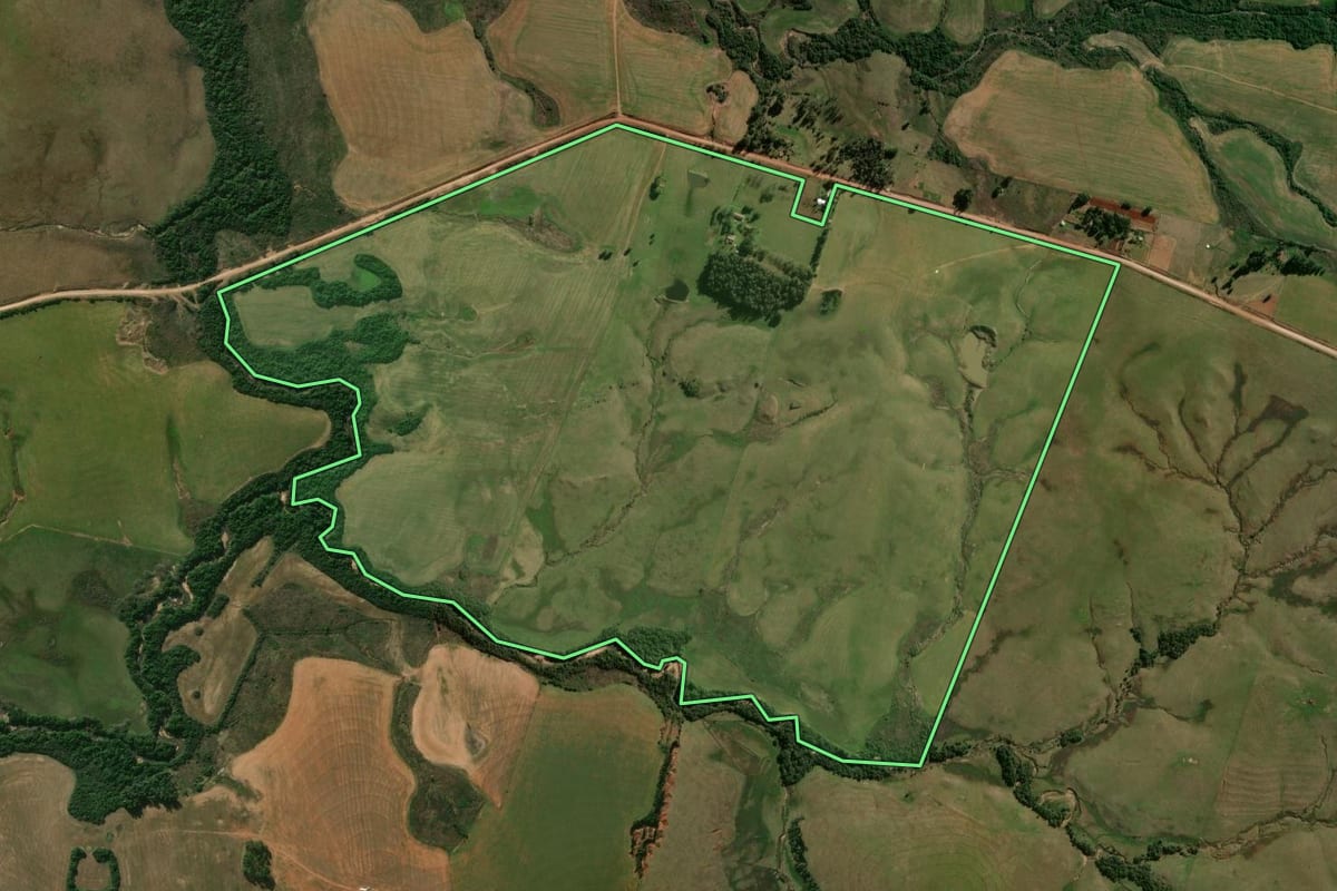 Imagem de satélite do imóvel rural em Santiago (RS), com o contorno declarado no CAR desenhado por cima.