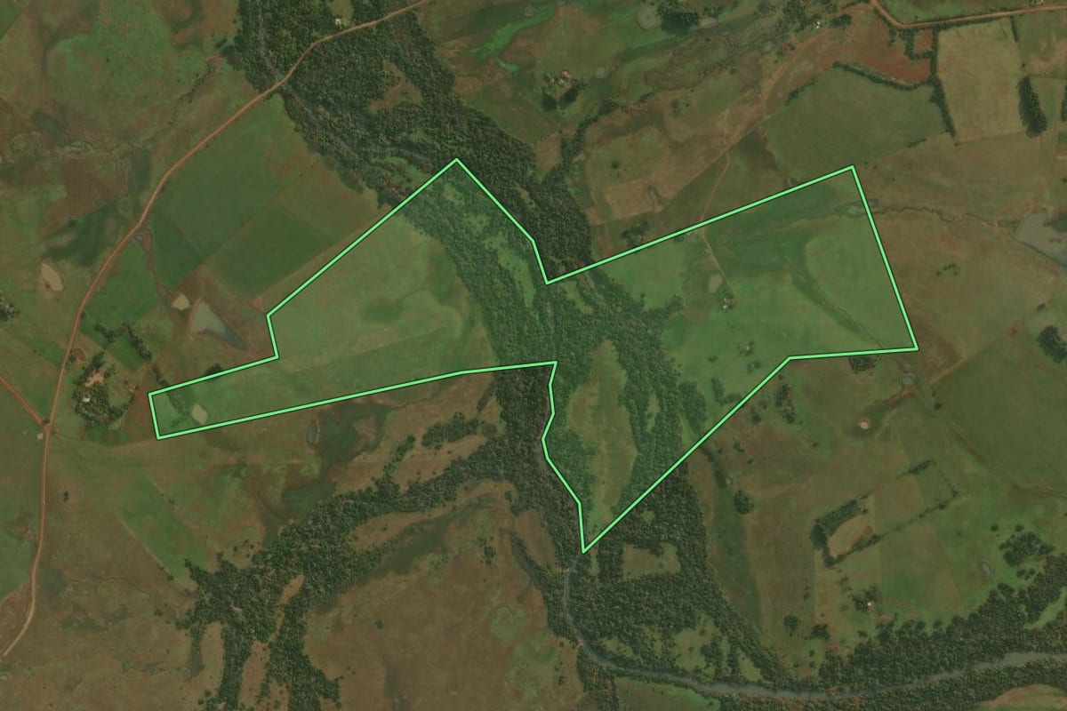 Imagem de satélite do imóvel rural em Santiago (RS), com o contorno declarado no CAR desenhado por cima.