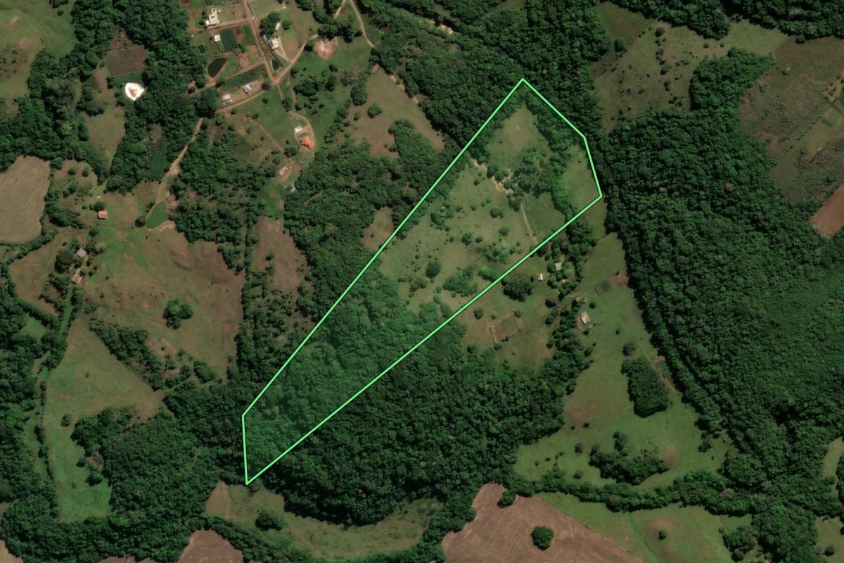 Imagem de satélite do imóvel rural em Santiago (RS), com o contorno declarado no CAR desenhado por cima.
